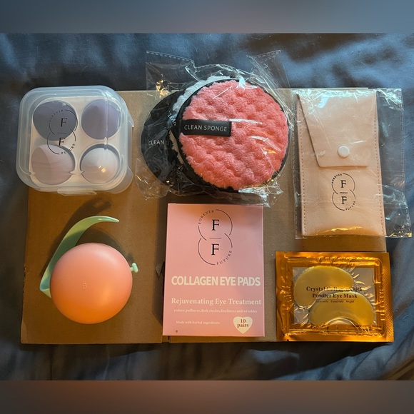 Women’s Beauty Gift Set - Picture 3 of 3